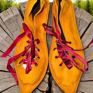 Vintage never been worn Fairy/elfen leather mango shoes with silk laces 8-9